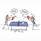 Deux enfants sont en train de jouer au ping-pong ensemble. Quand elles touchent la table, les balles font le bruit "ping-pong".