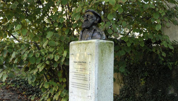 Statue représentant l’abbé Pierre sdans le square Abbé-Pierre, à Alfortville.