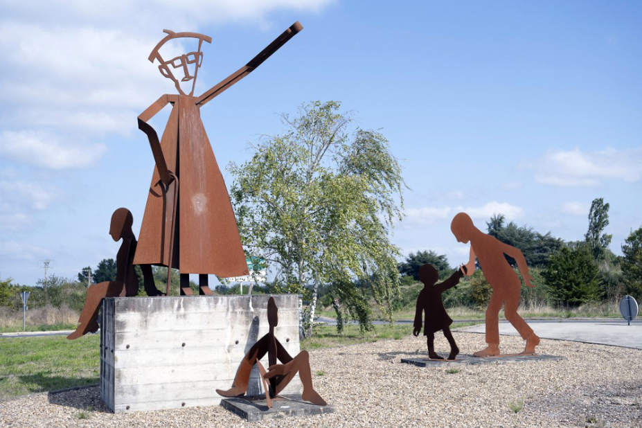 Sculpture en métal représentant l’abbé Pierre. Elle se trouve sur un rond-point près de la ville de Châtellerault.