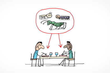 Deux personnes sont à table. Ils mangent des insectes.