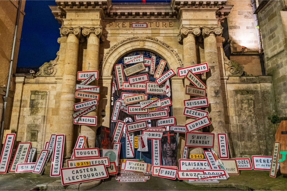 Des panneaux devant la préfecture