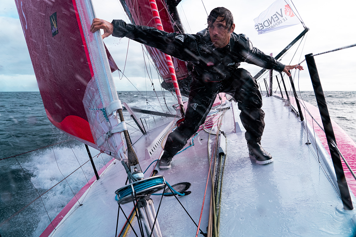 photo de Tanguy Le Turquais sur son bateau alors que la pluie tombe fort sur lui.