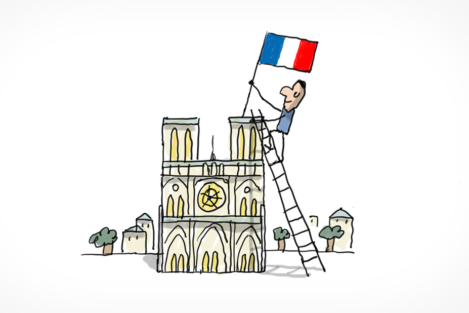 Un monsieur, perché sur une échelle, installe fièrement un drapeau français sur Notre-Dame de Paris.