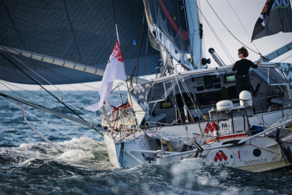 Photo d'isabelle Joschke sur son IMOCA quelques jours avant le départ du Vendée Globe