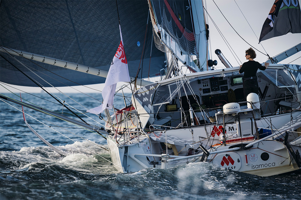 Photo d'isabelle Joschke sur son IMOCA quelques jours avant le départ du Vendée Globe