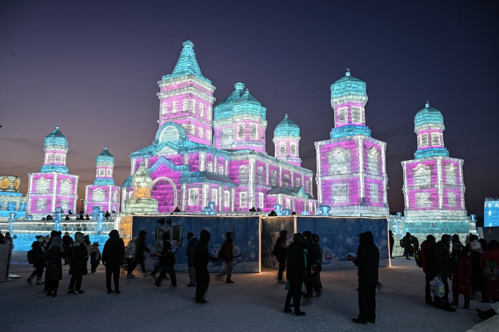 La nuit, les sculptures et les monuments de glace du Harbin Ice Festival sont illuminés de toutes les couleurs.