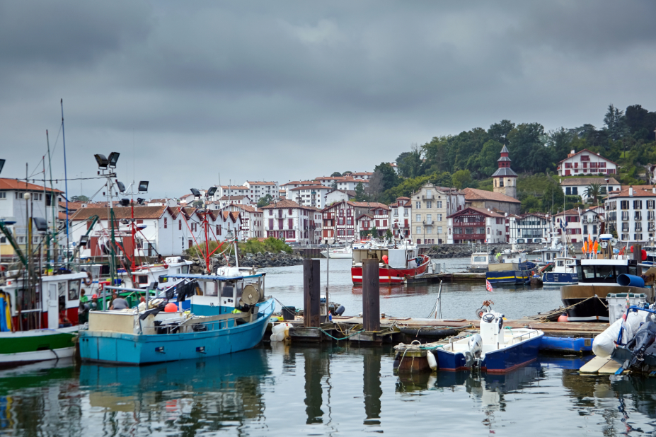 Vue du port de pêche de Saint-Jean-de-Luz - Ciboure. 