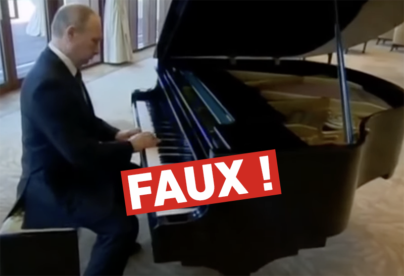 Photo montrant Vladimir Poutine à son piano avec un bloc rouge avec écrit FAUX