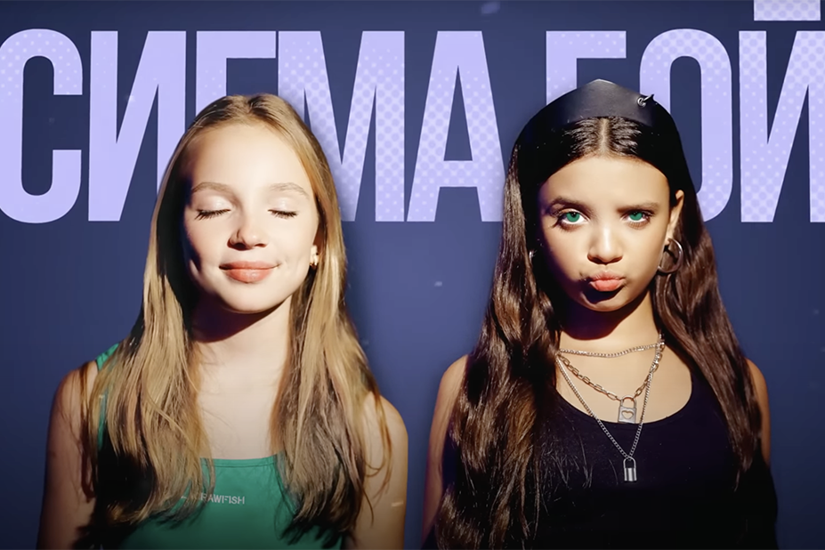 Photo des deux jeunes chanteuses qui accompagne leur tube sur Youtube.