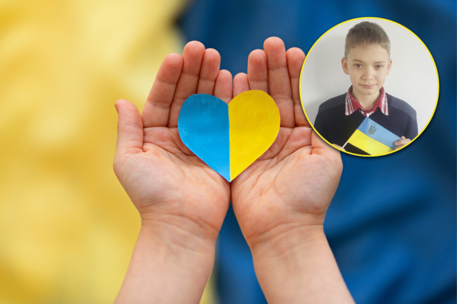 Des mains tenant un coeur aux couleurs du drapeau Ukrainien, ce qui démontre un soutien envers l'Ukraine.