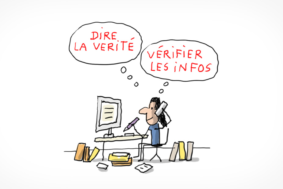 Une journaliste est en train d'écrire un article sur son ordinateur. Elle est au téléphone our vérifier que ce qu'elle écrit est vrai et juste.